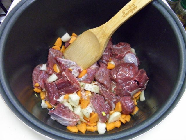 Кулинарный рецепт: тушёная говядина с черносливом