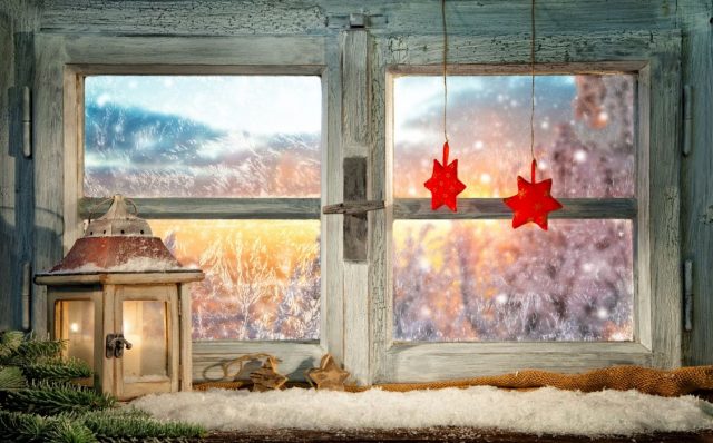 15 идей, как украсить дом или дачу к Рождеству